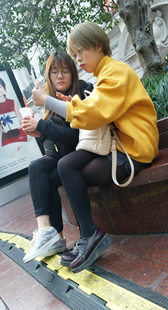 两个年轻美眉玩自拍