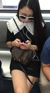 街拍戴墨镜的极品美腿MM