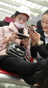 黑色打底棉袜口罩妹子