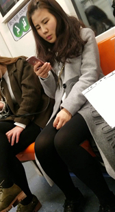 灰色风衣黑色皮短裤丝袜美眉