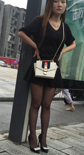 漂亮街拍黑丝高跟MM