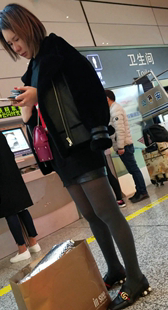 黑色包臀皮裙黑色丝袜长腿漂亮美女