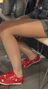 运动红鞋肉色丝袜性感美腿美眉
