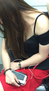 地铁上波涛汹涌的MM