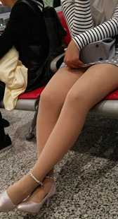 车站包臀短裙肉丝极品美腿少妇