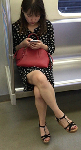 地铁上黑衣MM玩手机