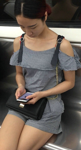 地铁短裤美腿红色皮鞋MM挑鞋