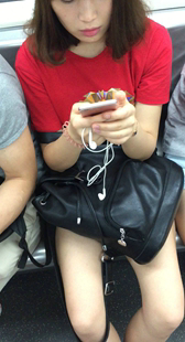 地铁上丝袜美腿美女