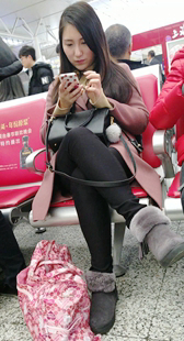 黑色紧身裤长发漂亮美少妇