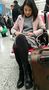 丝袜灰色连衣裙皮鞋少妇