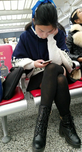 高筒丝袜黑色超短裙小妹