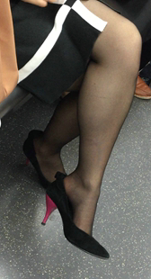 地铁黑丝高跟美腿