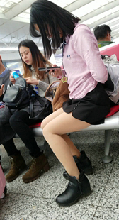 肉色丝袜黑色短裤眼睛妹子车站候车