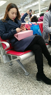 黑裤金色短裤美妇