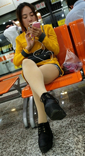 候车室肉丝熟女玩手机
