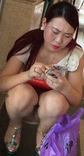 白色包臀短裙少妇开腿诱惑