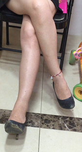 少妇黑色高跟性感白皙美腿