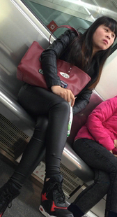 黑色紧身皮裤细腿少妇