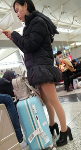 短裙肉色丝袜极品美腿长发美女