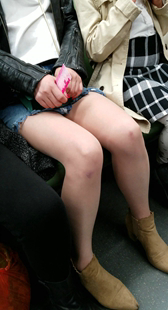 地铁上的牛仔裙美腿墨镜少妇