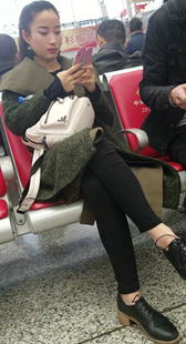 黑色紧身裤长腿漂亮美少妇