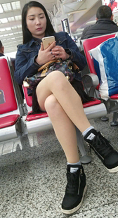 长发妹子性感大白腿