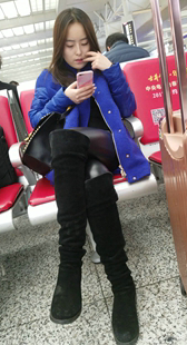黑色紧身皮裤高筒靴漂亮长发美女