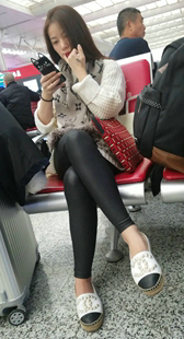 黑色紧身皮裤长发漂亮美女