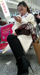 车站拍摄白色毛衣美女