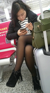 玩手机的黑色丝袜短裙少妇