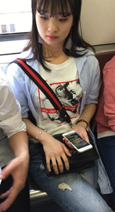 地铁蓝色紧身牛仔裤漂亮美女