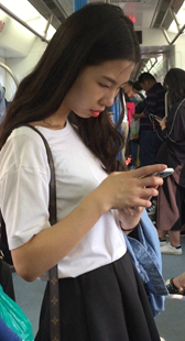 地铁黑色短裙长发妹子黑色丝袜美腿