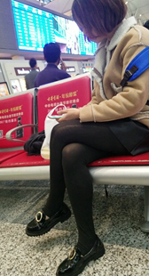 黑色丝袜皮短裤清纯美女