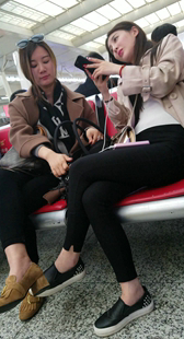 两个黑色紧裤漂亮美女