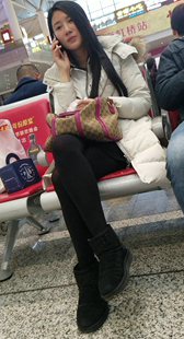 黑色丝袜修长美腿长发漂亮少妇