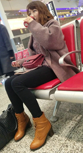 黑色紧裤细腿美少妇