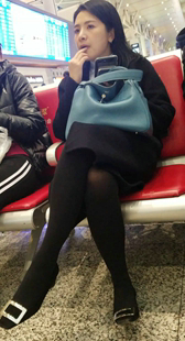 黑色丝袜短裙美腿白肤少妇