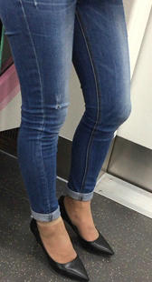 蓝色紧身牛仔裤尖角高跟少妇