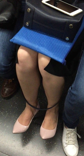 地铁拍摄白色高跟美女