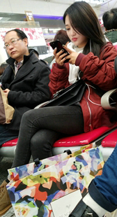 紧身牛仔裤长发漂亮美女