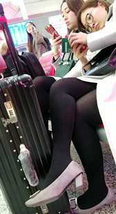 黑色丝袜丰满大腿少妇
