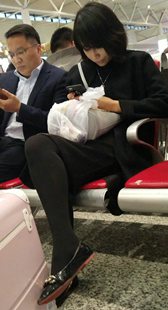 黑色丝袜短裙短发美少妇