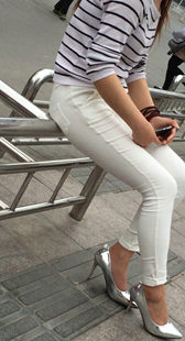 白色紧身裤银色高跟美腿MM