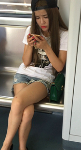 地铁顾着玩手机的MM