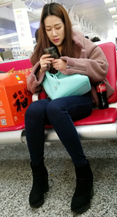 蓝色紧身牛仔裤漂亮长发美女