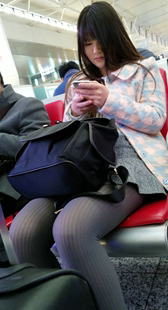 灰色丝袜短裙长发美眉