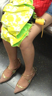 美腿MM闭目听音乐