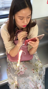 细高跟美腿美女顾着看手机