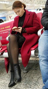 黑丝红大衣少妇