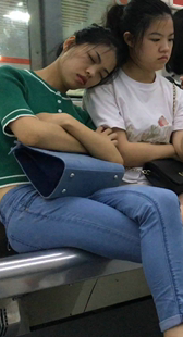 地铁拍摄四个妹子